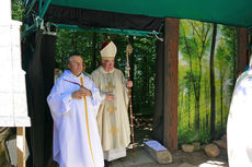 Festgottesdienst zum 1.000 Todestag des Heiligen Heimerads auf dem Hasunger Berg (Foto: Karl-Franz Thiede) Festgottesdienst zum 1.000 Todestag des Heiligen Heimerads auf dem Hasunger Berg (Foto: Karl-Franz Thiede)